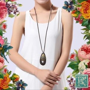 NWOT BoHo Wood and Gold Alloy Pendant Necklace​​